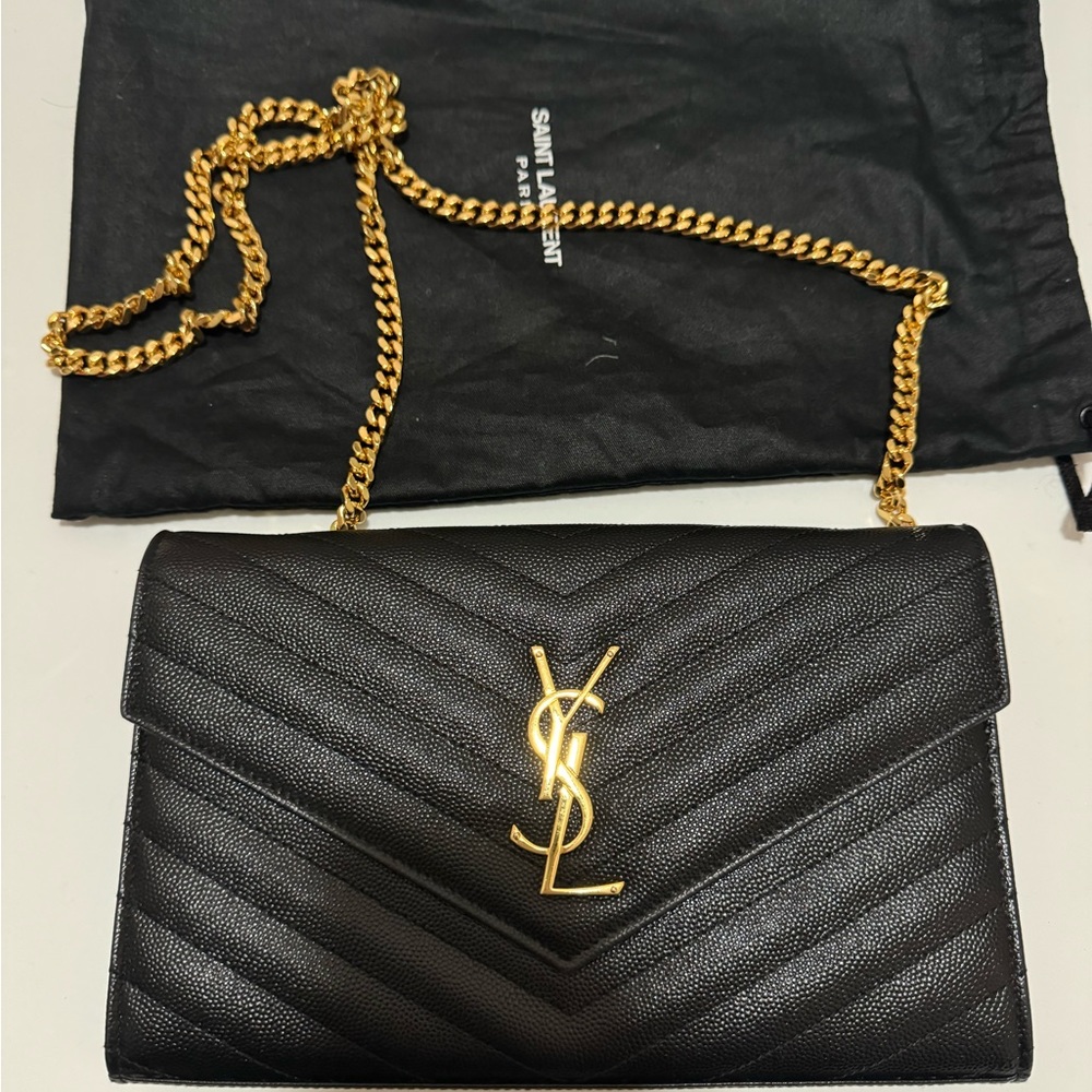 Saint Laurent
CLASSIC CASSANDRE CHAIN WALLET IN GRAIN DE POUDRE LEATHER